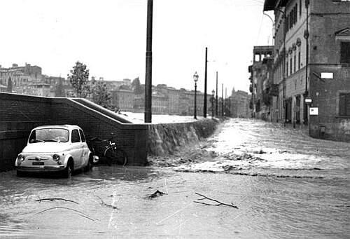 Uno scorcio dei Lungarni durante l'alluvione